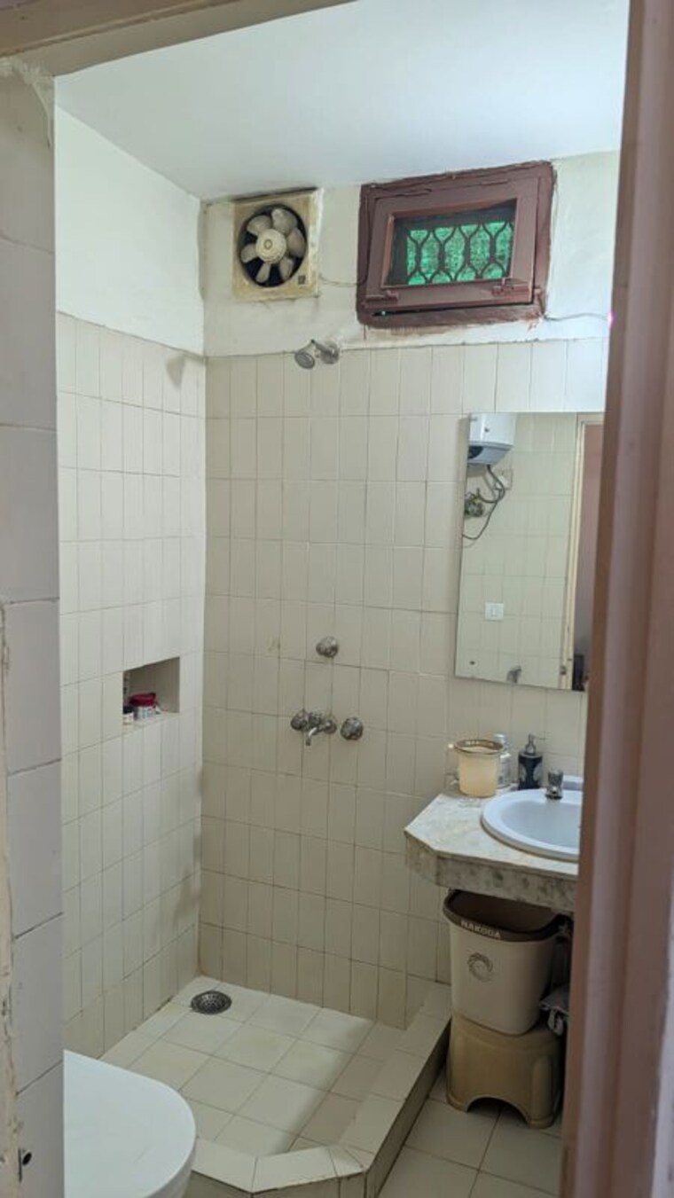 Bathroom, south city 1 3 Bedroom 280 Sq.Yd. Builder Floor In South City 1 Gurgaon 10732454