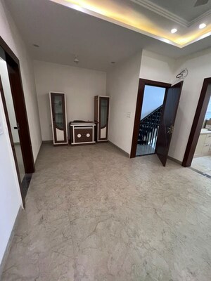 Room in 4 BHK Builder Floor at Sector 9 – for Rent