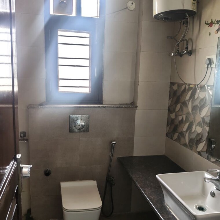 Bathroom, sector 9a 3 Bedroom 2560 Sq.Ft. Builder Floor In Sector 9a Gurgaon 10717081