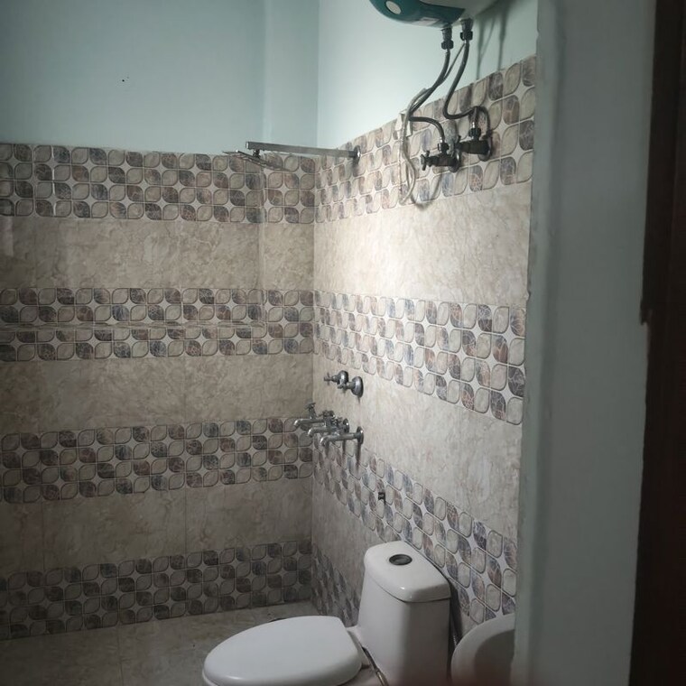 Bathroom, sector 5 2.5 Bedroom 1650 Sq.Ft. Builder Floor In Sector 5 Gurgaon 10707011