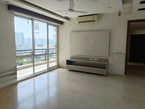 Room in 3.5 BHK Apartment at Unitech Escape, Sector 50 – for Rent