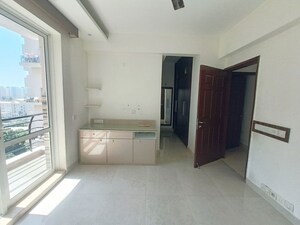 Room in 3.5 BHK Apartment at Unitech Escape, Sector 50 – for Rent