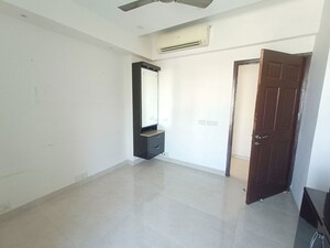 Room in 3.5 BHK Apartment at Unitech Escape, Sector 50 – for Rent