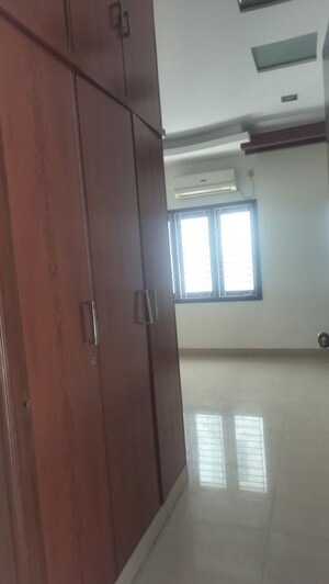 Room in 3 BHK Apartment at Journalist Colony – for Rent
