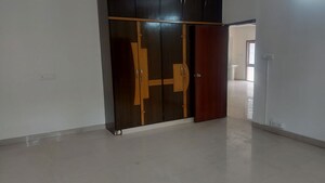 Room in 3 BHK Apartment at Journalist Colony – for Rent