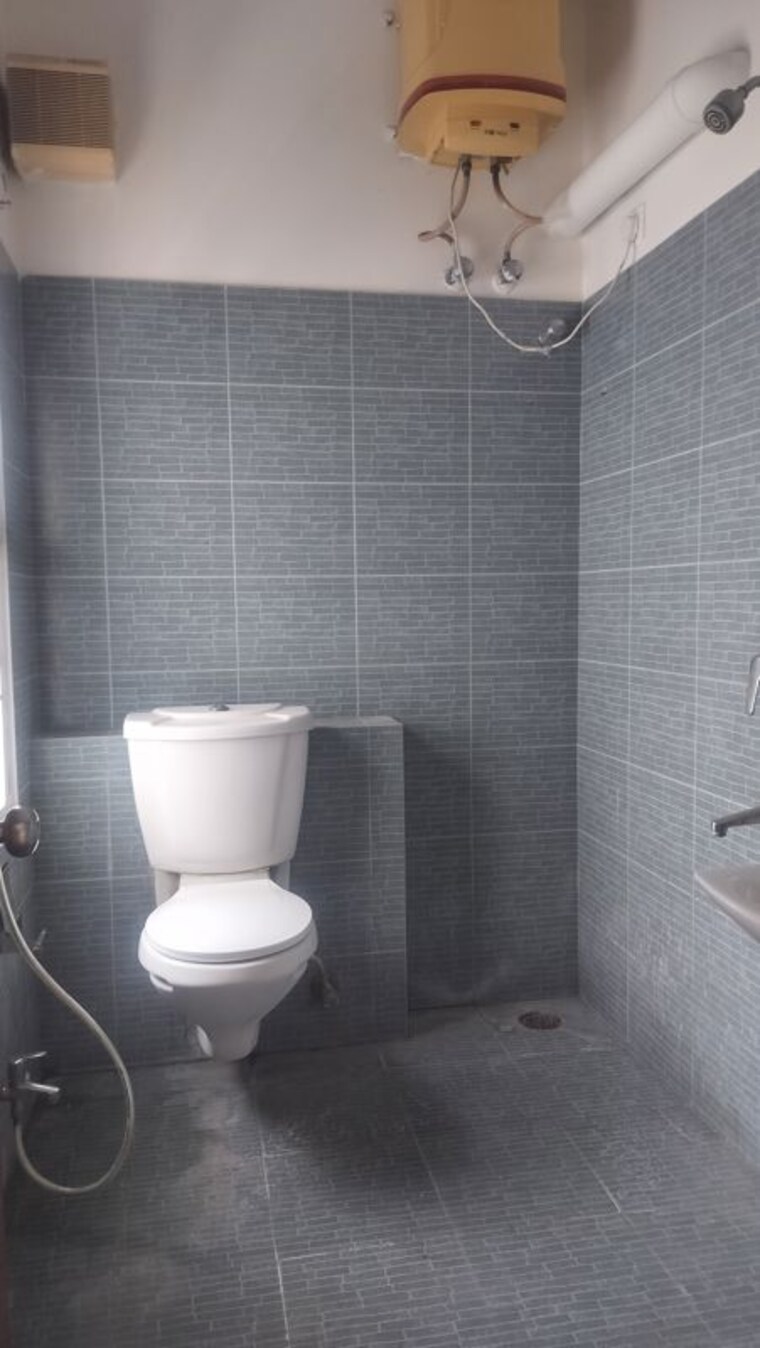 Bathroom, journalist colony 3 Bedroom 2600 Sq.Ft. Apartment In Journalist Colony Hyderabad 10732605