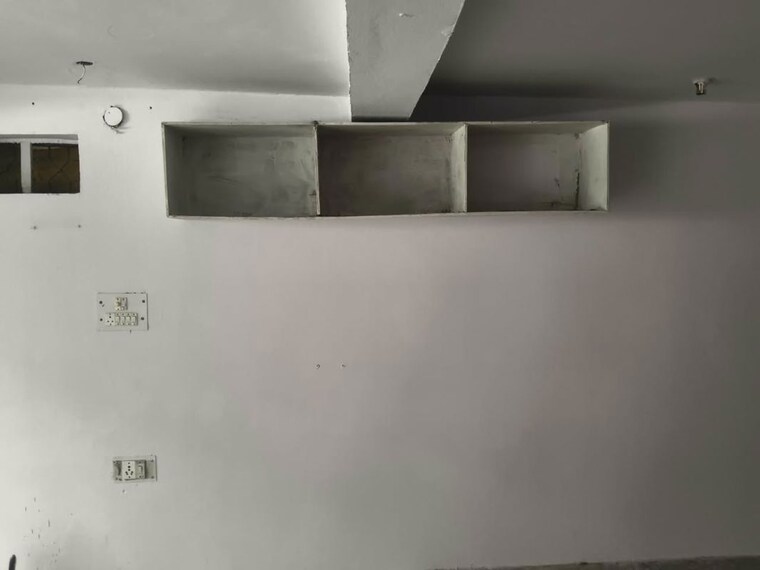 Room, patparganj Commercial Shop 75 Sq.Yd. In Patparganj Delhi 10732706