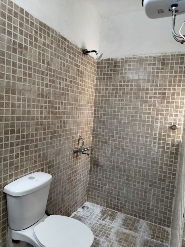 Bathroom, paras-tierea 3 Bedroom 1695 Sq.Ft. Apartment In Sector 137 Noida 10732814