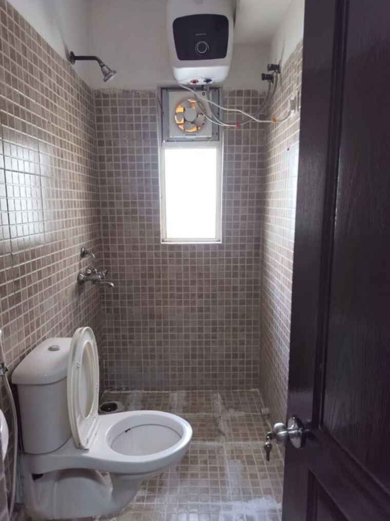 Bathroom, paras-tierea 3 Bedroom 1695 Sq.Ft. Apartment In Sector 137 Noida 10732814