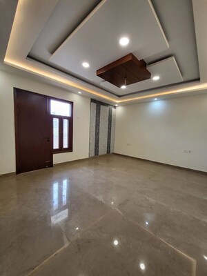 Room in 4 BHK Builder Floor at Green Fields Colony – for Rent