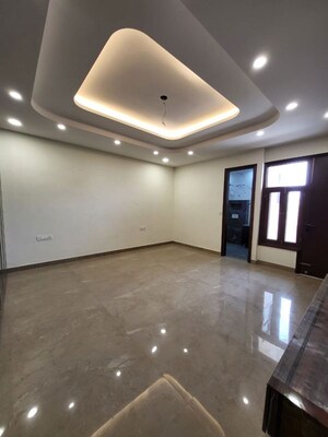 Room in 4 BHK Builder Floor at Green Fields Colony – for Rent