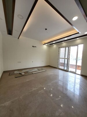 Room in 4 BHK Builder Floor at Green Fields Colony – for Rent