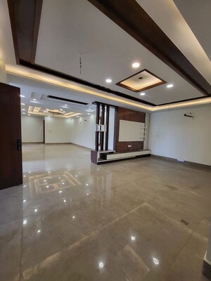 Room in 4 BHK Builder Floor at Green Fields Colony – for Rent