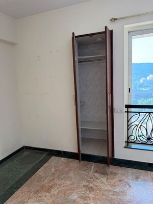 Room in 2 BHK Apartment at Hiranandani Meadows, Manpada – for Rent