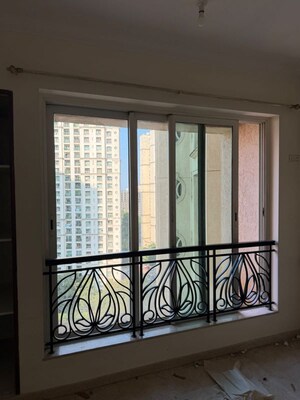 Room in 2 BHK Apartment at Hiranandani Meadows, Manpada – for Rent