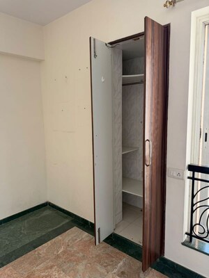 Room in 2 BHK Apartment at Hiranandani Meadows, Manpada – for Rent