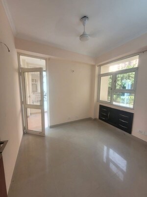 Room in 4 BHK Apartment at Supertech Eco Suites, Sector 137 – for Rent