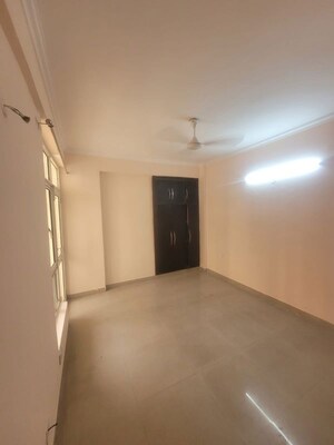 Room in 4 BHK Apartment at Supertech Eco Suites, Sector 137 – for Rent