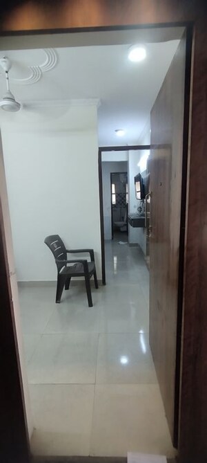 Bathroom in Studio Apartment at DLF Capital Greens Phase I And II, Moti Nagar – for Rent