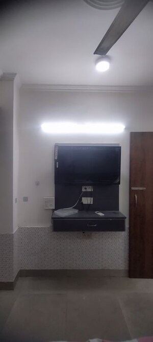 Furnished Amenities in Studio Apartment at DLF Capital Greens Phase I And II, Moti Nagar – for Rent