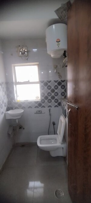 Bathroom in Studio Apartment at DLF Capital Greens Phase I And II, Moti Nagar – for Rent