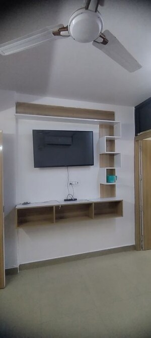 Furnished Amenities in Studio Apartment at DLF Capital Greens Phase I And II, Moti Nagar – for Rent