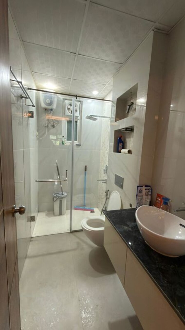Bathroom, vasundhara sector 2b 4 Bedroom 130 Sq.Mt. Builder Floor In Vasundhara Sector 2b Ghaziabad 10732885