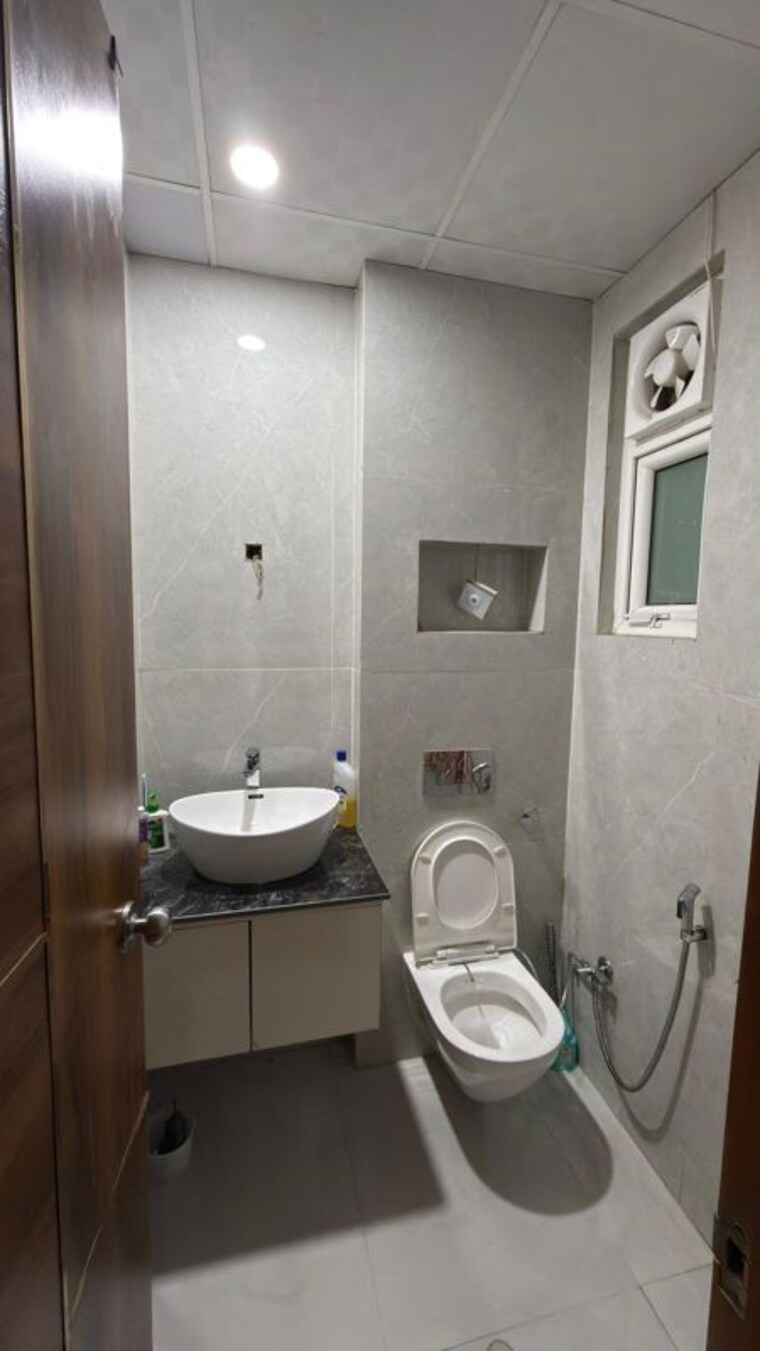 Bathroom, vasundhara sector 2b 4 Bedroom 130 Sq.Mt. Builder Floor In Vasundhara Sector 2b Ghaziabad 10732885