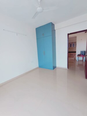 Room in 3 BHK Apartment at Gomti Nagar – for Sale