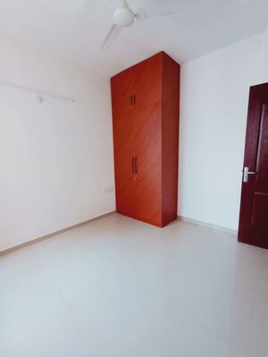 Room in 3 BHK Apartment at Gomti Nagar – for Sale