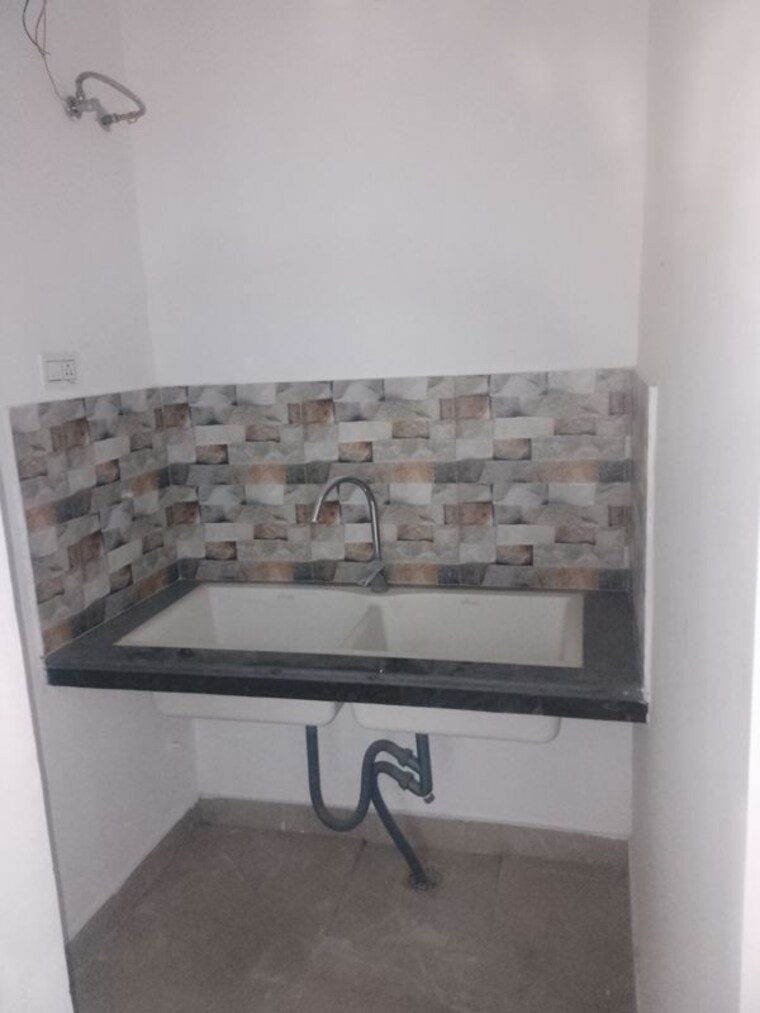 Kitchen, ludhiana chandigarh hwy 5 Bedroom 400 Sq.Yd. Independent House In LudhianA Chandigarh Hwy Mohali 10733053
