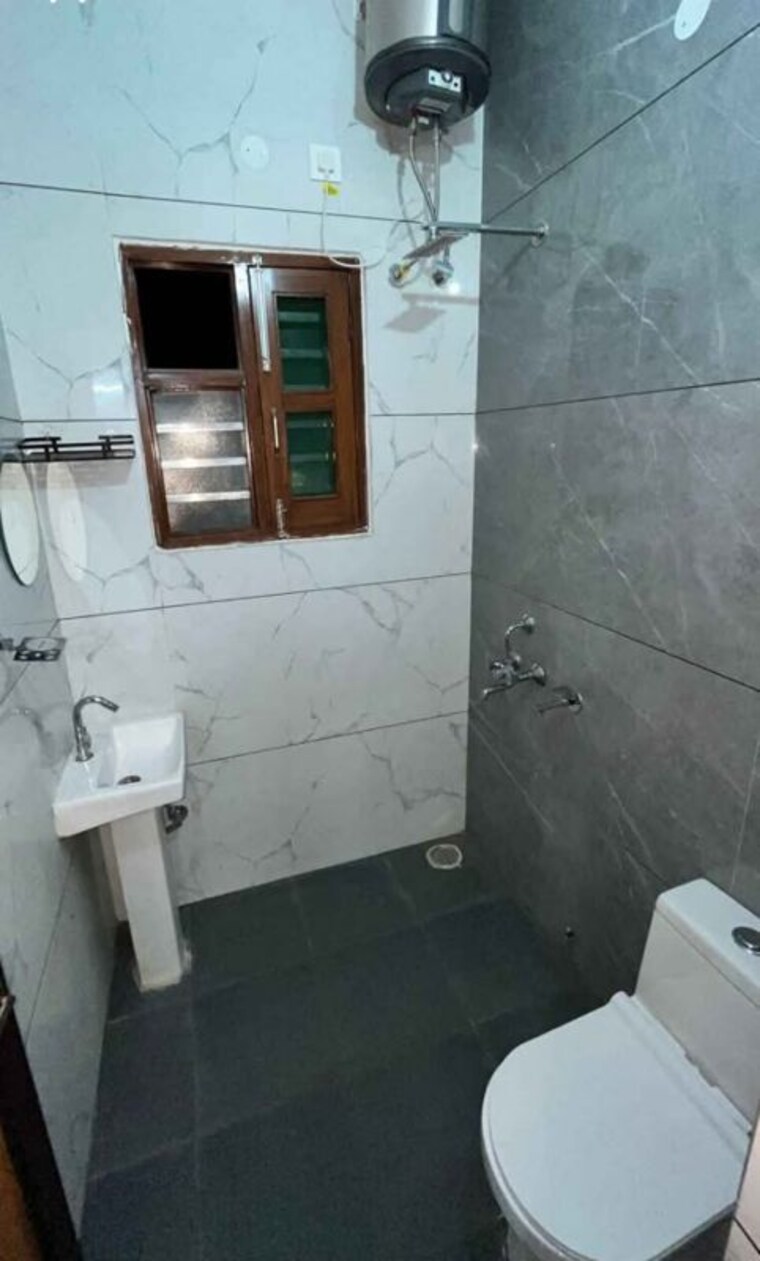 Bathroom, kharar 1 RK 90 Sq.Yd. Independent House In Kharar Mohali 10733059