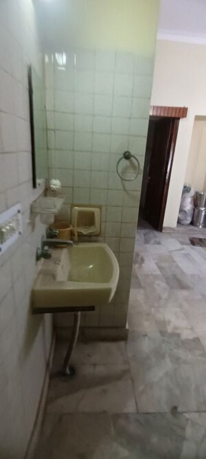 Bathroom in 1 BHK Independent House at Sector 16 – for Rent