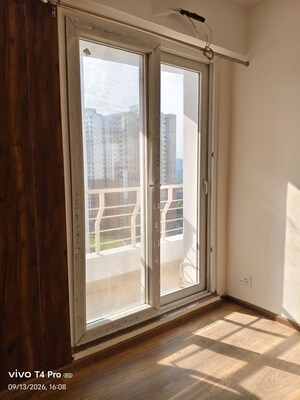 Room in 3 BHK Apartment at Noida Extension – for Rent