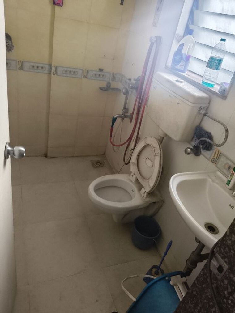 Bathroom, venus-upvan-chs 1 Bedroom 700 Sq.Ft. Apartment In Gawand Baug Thane 10733109