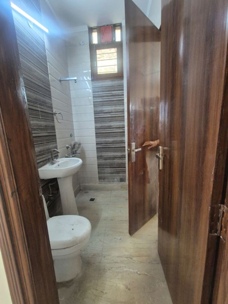 Bathroom, green fields colony 3 Bedroom 1585 Sq.Ft. Builder Floor In Green Fields Colony Faridabad 10733189