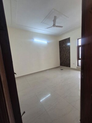 Room in 3 BHK Builder Floor at Green Fields Colony – for Rent