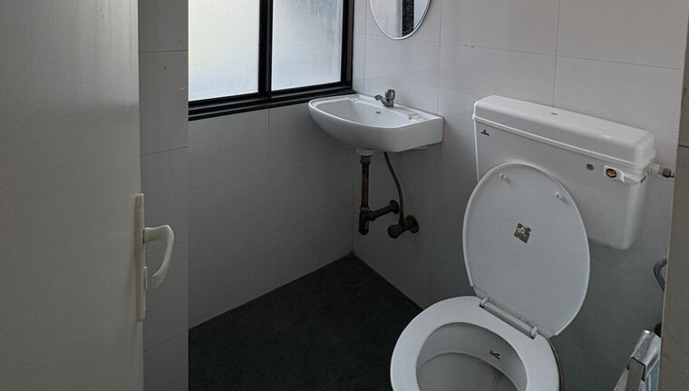Bathroom, lodha-supremus-lower-parel Commercial Office Space 780 Sq.Ft. In Lower Parel Mumbai 10733196