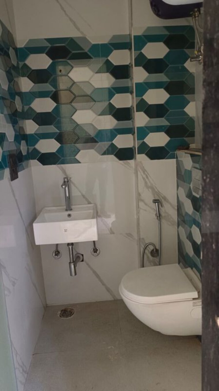 Bathroom, new rajinder nagar 3 Bedroom 910 Sq.Ft. Builder Floor In New Rajinder Nagar Delhi 10733220