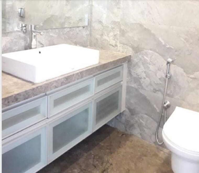 Attached Bathroom, khar west 2 Bedroom 700 Sq.Ft. Apartment In Khar West Mumbai 10733249