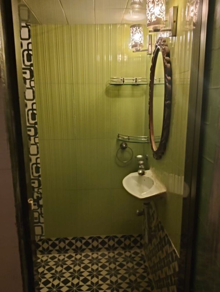 Bathroom, bandra west 1.5 Bedroom 600 Sq.Ft. Apartment In Bandra West Mumbai 10733316