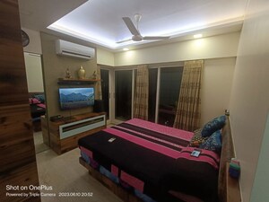 Bedroom in 3 BHK Apartment at Khar West – for Rent