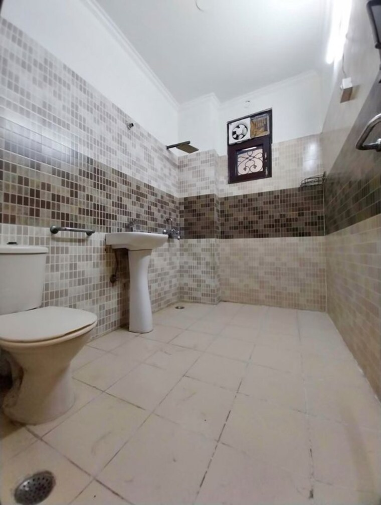 Bathroom, niti khand i 4 Bedroom 2000 Sq.Ft. Builder Floor In Niti Khand I Ghaziabad 10733408