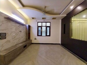 Room in 4 BHK Builder Floor at Niti Khand I – for Rent