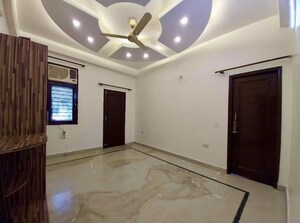 Room in 4 BHK Builder Floor at Niti Khand I – for Rent
