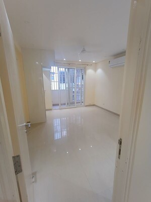 Room in 3.5 BHK Apartment at Emaar Emerald Floors, Sector 65 – for Rent
