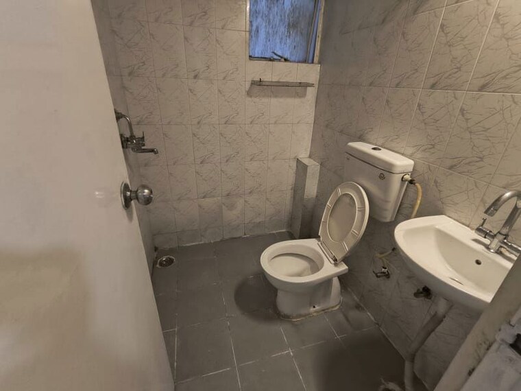 Bathroom, zara-aavaas 2 Bedroom 777 Sq.Ft. Apartment In Sector 104 Gurgaon 10733497