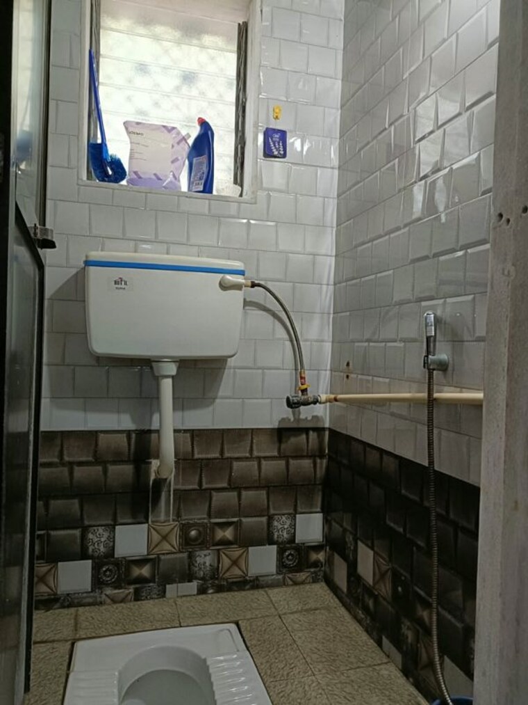 Bathroom, khar west 2 Bedroom 700 Sq.Ft. Apartment In Khar West Mumbai 10733505