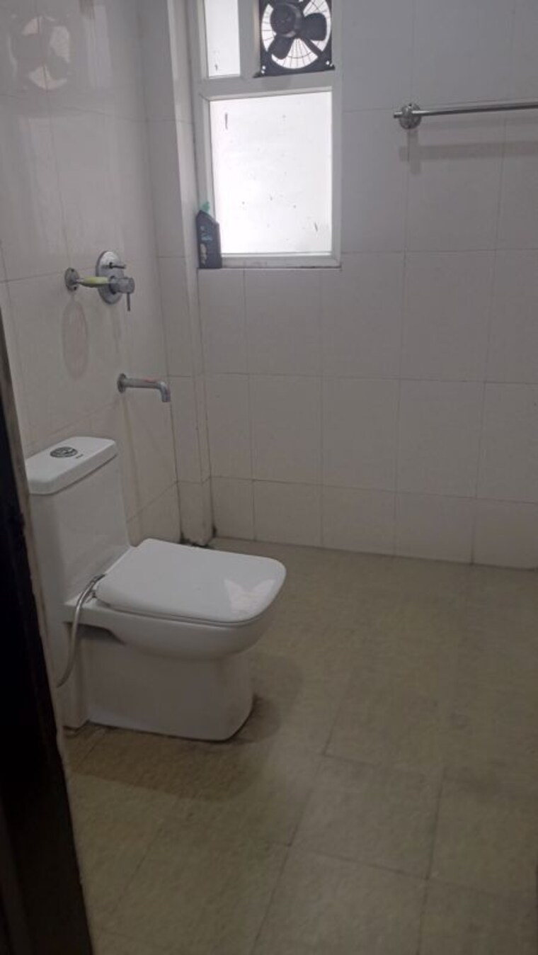 Bathroom, forest-view 2 Bedroom 1400 Sq.Ft. Apartment In Dhaulas Dehradun 10733515