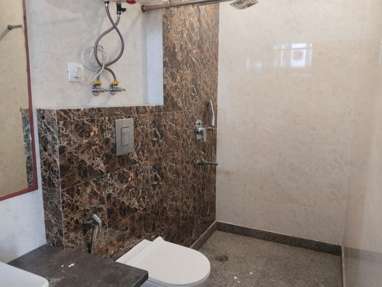 Bathroom, east of kailash 3 Bedroom 220 Sq.Yd. Builder Floor In East Of Kailash Delhi 10733603